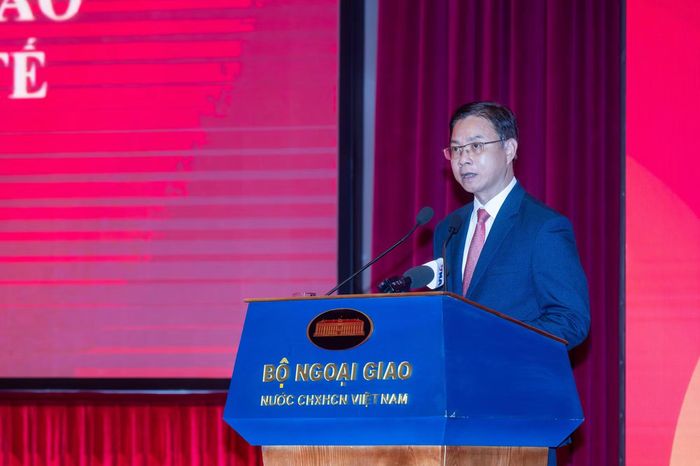 Thứ trưởng Ngoại giao Ngô Lê Văn báo cáo tóm tắt tại