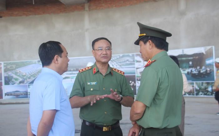 Thứ trưởng Phạm Thế Tùng cùng Thiếu tướng Nguyễn Văn Hận, Giám đốc Công an tỉnh An Giang tại buổi kiểm tra tiến độ một số công trình, dự án trọng điểm phục vụ Hội nghị cấp cao APEC 2027.