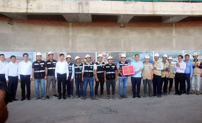 Phó Thủ tướng Thường trực Chính phủ Phạm Gia Túc thăm hỏi, tặng quà động viên đội ngũ kỹ sư, công nhân đang làm việc trực tiếp tại công trình.