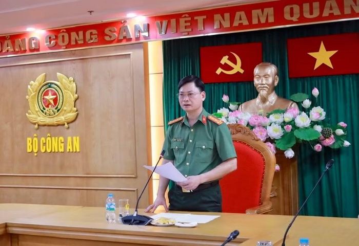 Đại tá Quản Thiện Hùng, Phó Cục trưởng Cục Tổ chức cán bộ phát biểu tại buổi gặp mặt.