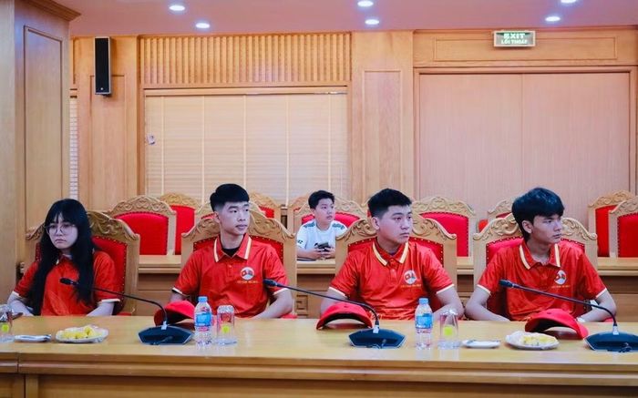 Các cháu con liệt sĩ, con thương binh CAND trong đoàn đi tham quan, nghỉ dưỡng tại Belarus tại buổi gặp mặt.