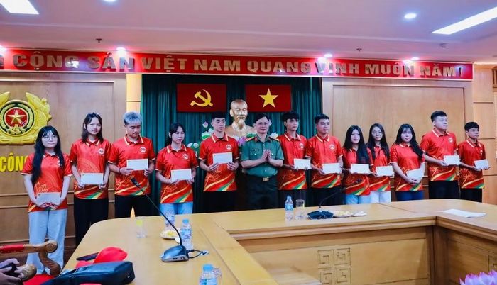 Đại tá Quản Thiện Hùng thay mặt lãnh đạo Cục Tổ chức cán bộ tặng quà cho các cháu trước khi lên đường tham quan, nghỉ dưỡng tại Belarus.