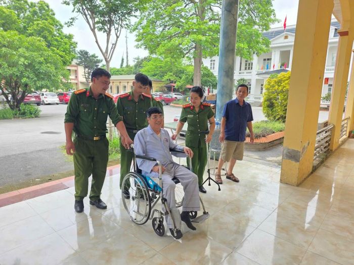 Công an tỉnh Phú Thọ bố trí cán bộ sắp xếp phương tiện đưa đón thân nhân liệt sĩ đến địa điểm thu nhận mẫu.
