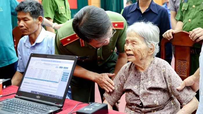 Thiếu tướng Nguyễn Minh Tuấn, Giám đốc Công an tỉnh Phú Thọ thăm hỏi, động viên thân nhân các gia đình liệt sĩ đến tham gia lấy mẫu.