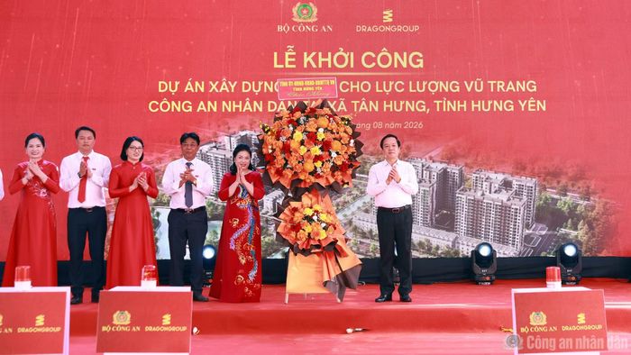 Đồng chí Phạm Quang Ngọc tặng hoa chúc mừng Lễ khởi công.