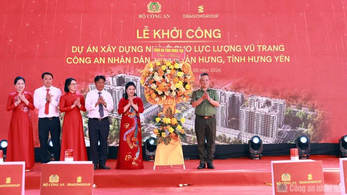 Thiếu tướng Trần Xuân Ánh, Giám đốc Công an tỉnh Hưng Yên tặng hoa chúc mừng Lễ khởi công.