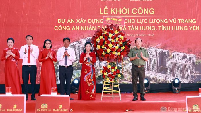 Thứ trưởng Đặng Hồng Đức tặng hoa chúc mừng Lễ khởi công.