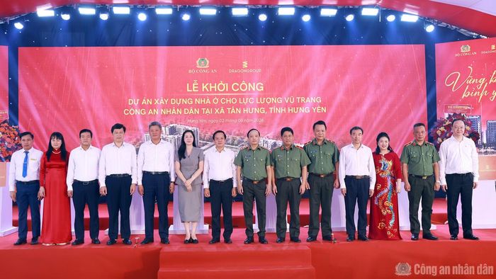 Thứ trưởng Đặng Hồng Đức và các đại biểu.