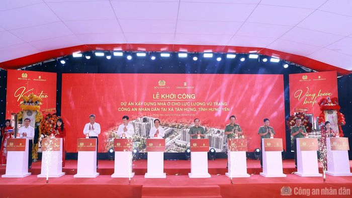 Thứ trưởng Đặng Hồng Đức và đồng chí Phạm Quang Ngọc cùng các đại biểu thực hiện nghi thức khởi công dự án.