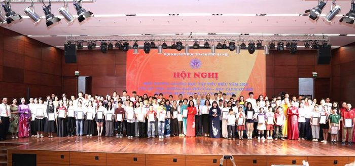 Hội Khuyến học Hà Nội tuyên dương 250 gương học tập tiêu biểu, lan tỏa tinh thần "Học không bao giờ cùng".