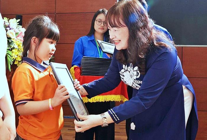 Chủ tịch Hội Khuyến học Thành phố Hà Nội Nguyễn Thị Ngọc Minh khen thưởng học sinh vượt khó học giỏi tại Hội nghị biểu dương gương học tập tiêu biểu năm 2026.