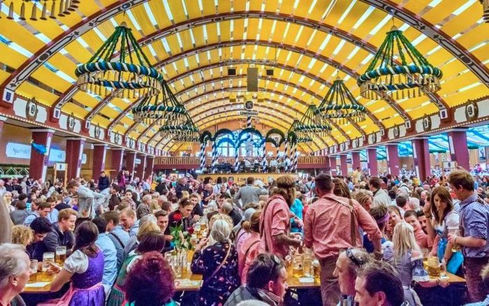 Lễ hội Oktoberfest ở Munich (Đức) 2026 mang ý nghĩa đặc biệt hơn. Đây là lần thứ 191 lễ hội dân gian lớn nhất thế giới này được tổ chức từ 19/9 - 4/10, với cuộc diễu hành ngày 20/9 thu hút khoảng 10.000 người tham gia trong trang phục truyền thống vùng Bavaria. Ảnh: Shutterstock