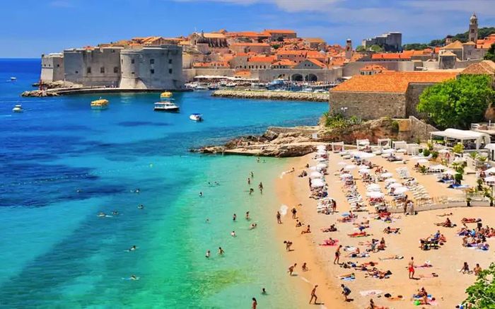 Như hiện lên từ biển xanh với những bức tường thành kiên cố, "hòn ngọc Adriatic" Dubrovnik là cửa ngõ dẫn tới bờ biển Nam Dalmatia - nơi có những bãi biển ngoạn mục, nhiều địa điểm quay phim "Game of Thrones", những thị trấn ven biển xinh đẹp… Ảnh: beach.com