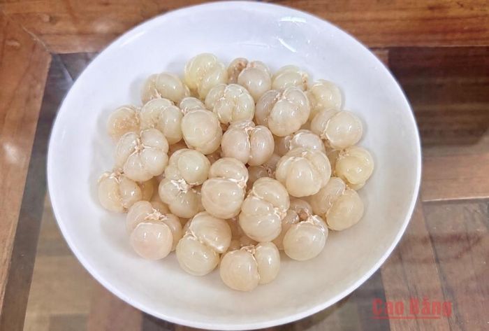 Dâu da rừng có phần múi trắng ngà, mọng nước, mang vị chua ngọt tự nhiên, hấp dẫn người thưởng thức.