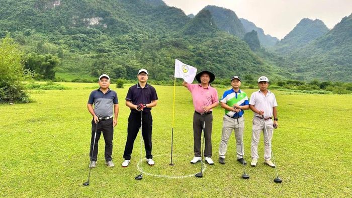 Những người chơi golf trải nghiệm tại Bãi Tình, xã Thanh Long.