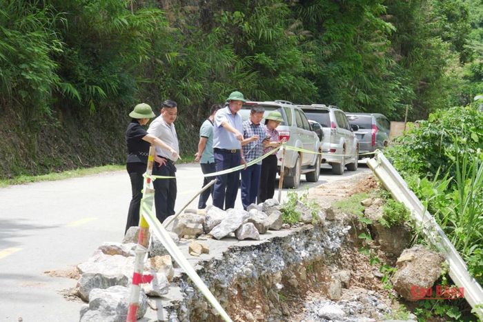 Phó Chủ tịch UBND tỉnh Hoàng Văn Thạch chỉ đạo công tác khắc phục sạt lở tại Km105+800, Quốc lộ 34 đoạn qua xã Bảo Lạc.