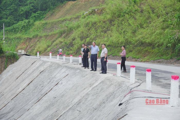 Phó Chủ tịch UBND tỉnh Hoàng Văn Thạch kiểm tra khắc phục vị trí sạt lở taluy âm Km3+700, đường tỉnh 216 qua xã Hòa An.