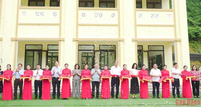 Các đại biểu cắt băng khánh thành công trình trường Tiểu học Vĩnh Quang, xã Lý Bôn.
