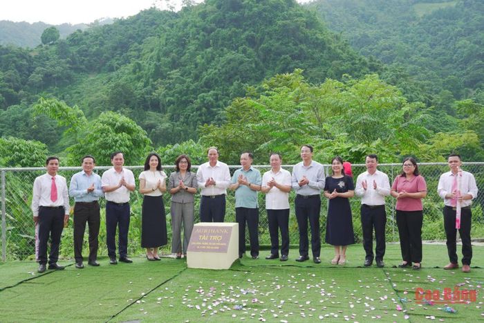 Các đại biểu thực hiện nghi thức gắn biển công trình trường Tiểu học Vĩnh Quang, xã Lý Bôn.