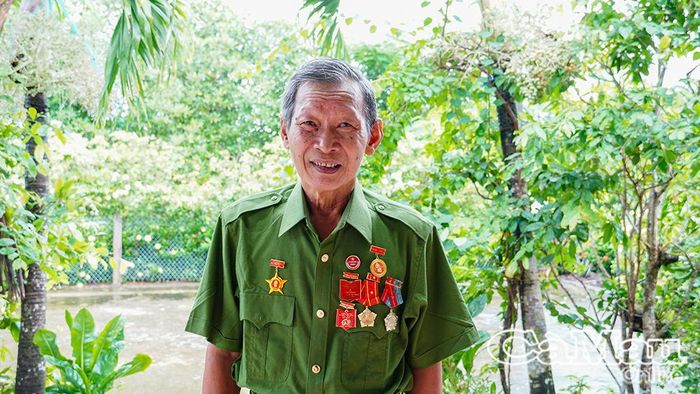 Trên ngực người thương binh già lấp lánh những tấm huân, huy chương ghi dấu một thời cống hiến; còn "tấm huân chương" lớn nhất của cuộc đời ông chính là 4 người con khôn lớn, trưởng thành, được học hành đến nơi đến chốn.