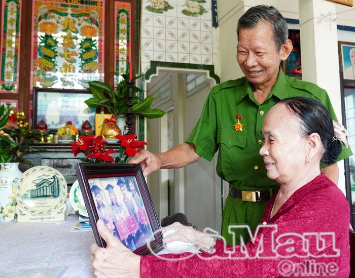 Những tấm bằng đại học của 4 anh em chúng tôi là niềm vui lớn và cũng là “gia tài” quý giá mà cha mẹ đã dành cả đời chắt chiu, vun đắp.