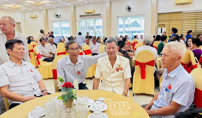Buổi họp mặt những học sinh tại Trường Ninh Bình - nơi lưu giữ một phần ký ức tuổi trẻ và những năm tháng cha gắn bó với cách mạng.