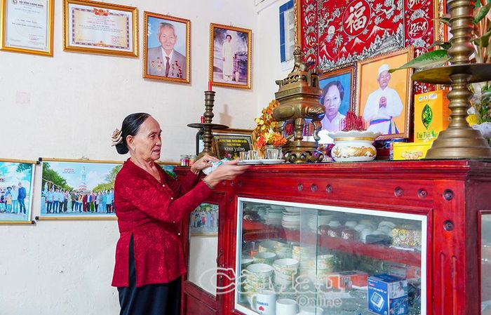 Mẹ tôi, người từng làm giao liên trong những năm tháng chiến tranh, nay vẫn lặng lẽ gìn giữ những kỷ niệm của gia đình.