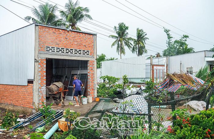 Chỉ trong khoảng 10 ngày kể từ ngày bị dông lốc làm sập nhà, gia đình bà Trần Thị Thắm (ấp Tham Trơi) đã được hỗ trợ kịp thời 80 triệu đồng, nay căn nhà đã gần hoàn thiện, giúp gia đình bà ổn định cuộc sống.