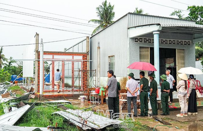 Lãnh đạo UBND xã Khánh Bình đến thăm hỏi, khảo sát tình hình xây dựng lại nhà của bà con sau đợt dông lốc.