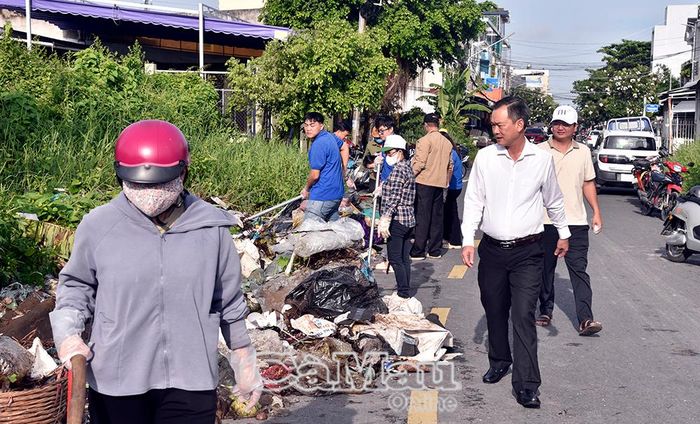 Ông Nguyễn Văn Khởi, Phó Chủ tịch Ủy ban MTTQ Việt Nam tỉnh Cà Mau, Chủ tịch Hội Chữ thập đỏ tỉnh (áo trắng) kiểm tra thực trạng bãi rác tại Khóm 3, phường Bạc Liêu.