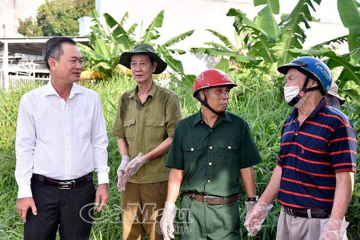 Phó Chủ tịch Ủy ban MTTQ Việt Nam tỉnh Cà Mau Nguyễn Văn Khởi đề nghị tăng cường tuyên truyền, kết hợp xử lý nghiêm các hành vi xả rác không đúng quy định, phát huy vai trò giám sát, tố giác của người dân trong bảo vệ môi trường.