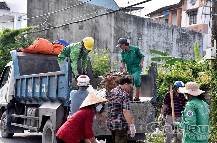 Công tác thu gom, vận chuyển rác có sự hỗ trợ của công nhân Trung tâm Dịch vụ đô thị Bạc Liêu.