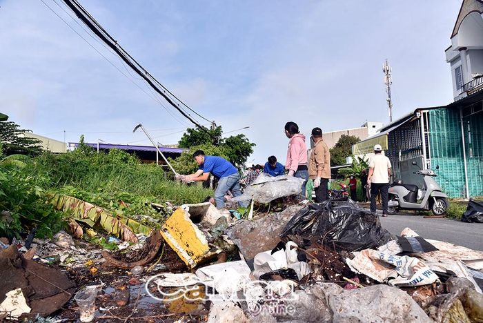 Bãi rác tự phát dài khoảng 200 m trên đường Châu Văn Đặng, Khóm 3, phường Bạc Liêu hình thành do một bộ phận tiểu thương và người dân thiếu ý thức trong việc bỏ rác đúng nơi quy định.
