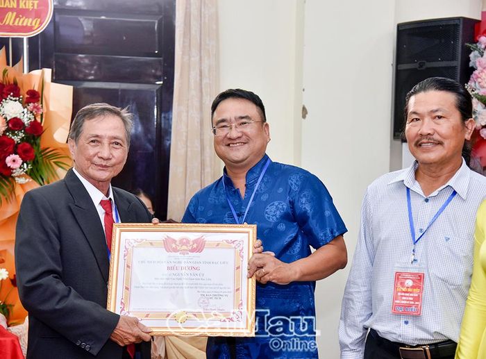Tân Chủ tịch Hội Văn nghệ dân gian tỉnh Cà Mau Trần Phước Thuận trao khen thưởng các hội viên có thành tích tiêu biểu trong nhiệm kỳ.