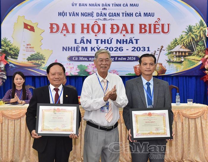 Ông Trương Thanh Hùng, Ủy viên Ban Chấp hành Hội Văn nghệ dân gian Việt Nam, trao Bằng khen cho Hội Văn nghệ dân gian tỉnh Bạc Liêu và Phân hội Văn nghệ dân gian tỉnh Cà Mau (trước hợp nhất) có thành tích trong bảo tồn, phát huy giá trị văn hóa dân gian.