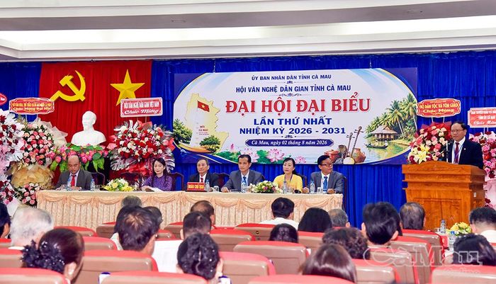 Ông Văn Công Diệp, Chủ nhiệm Ủy ban Kiểm tra, Hội Văn nghệ dân gian tỉnh, thông qua Quyết định của UBND tỉnh về hợp nhất Hội Văn nghệ dân gian tỉnh Bạc Liêu và Phân hội Văn nghệ dân gian tỉnh Cà Mau.