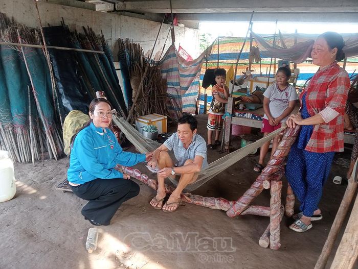 Bà Nguyễn Hồng Cẩm, Chủ tịch UBND xã Long Điền thăm hỏi, trao hỗ trợ cho các hộ dân bị thiệt hại.