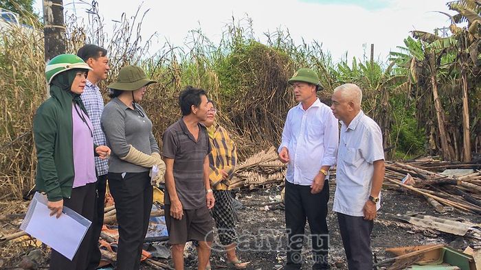 Ông Nguyễn Văn Khởi, Phó Chủ tịch Ủy ban MTTQ Việt Nam tỉnh Cà Mau, Chủ tịch Hội Chữ thập đỏ tỉnh (thứ 2 từ phải sang) thăm hỏi, trao tiền hỗ trợ cho 2 hộ dân bị thiệt hại.