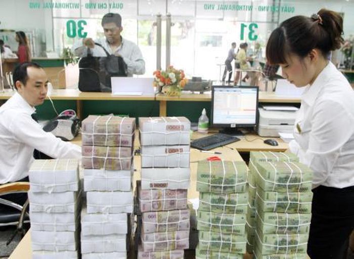 Theo Quyết định, tỷ lệ khấu trừ số dư tiền gửi có kỳ hạn của Kho bạc Nhà nước khi tính tỷ lệ dư nợ cho vay so với tổng tiền gửi là 50% số dư tiền gửi có kỳ hạn của Kho bạc Nhà nước. Ảnh: TTXVN