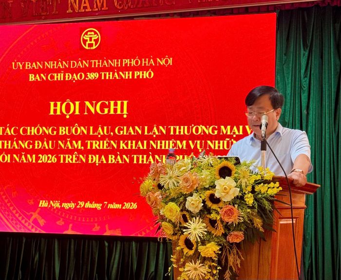 Giám đốc Sở Công Thương Hà Nội Võ Nguyên Phong yêu cầu các lực lượng chức năng tập trung kiểm tra kho hàng, bến bãi, điểm tập kết hàng hóa và các khu vực kinh doanh phức tạp. Ảnh: Quản lý thị trường Hà Nội