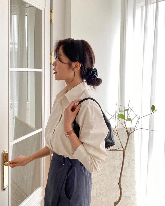 Sự kết hợp giữa tóc búi thấp và sơ mi mang đến hình ảnh nữ tính, tinh tế.