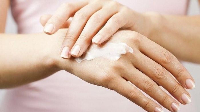 Bạn nên sử dụng những loại kem dưỡng có các thành phần như vitamin E, bơ hạt mỡ,.... Ảnh minh họa
