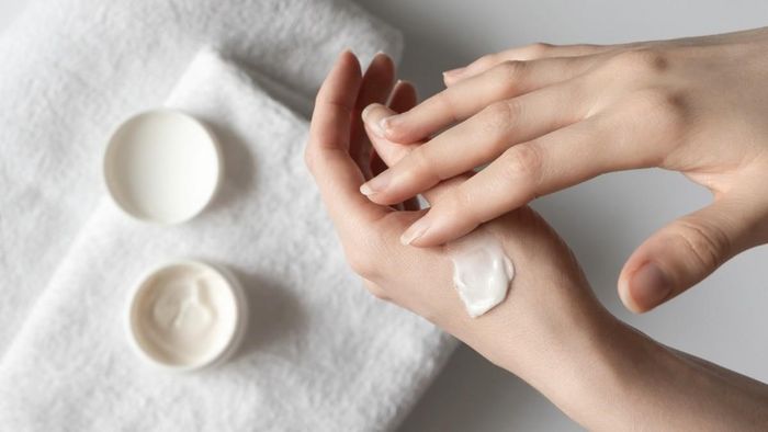 Nên bôi kem dưỡng ẩm sau khi rửa tay để tăng độ hiệu quả. Ảnh minh họa