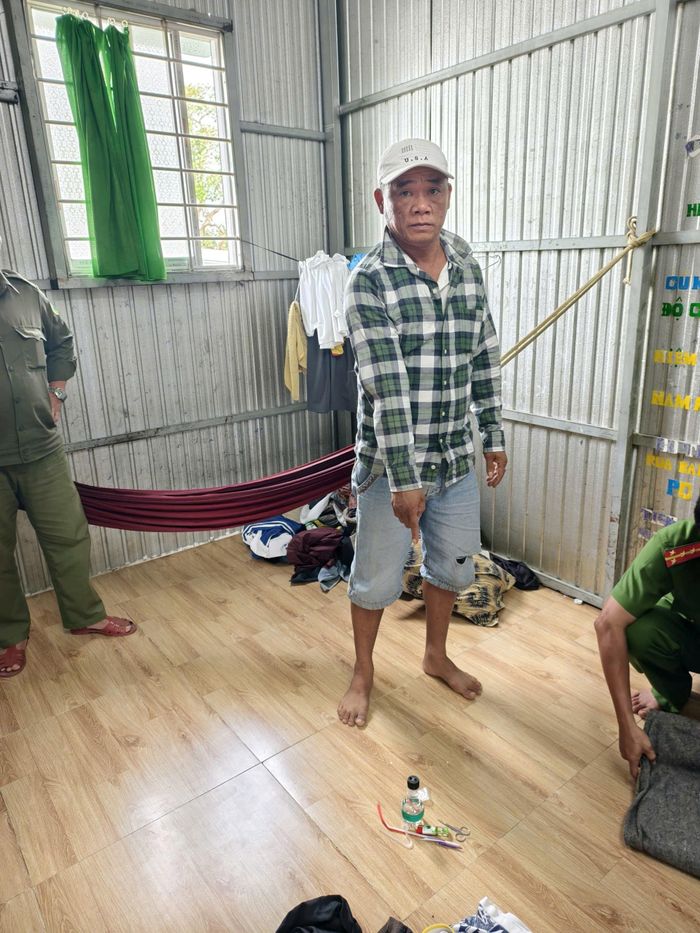 Đối tượng Võ Trường Giang cùng các bọc nilon ma túy và bộ dụng cụ sử dụng bị thu giữ tại hiện trường. Ảnh: CACC.