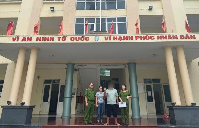 Công an xã Hưng Phú đưa công dân Nguyễn Mạnh Hùng về gia đình tại xã Yên Lạc, tỉnh Phú Thọ.