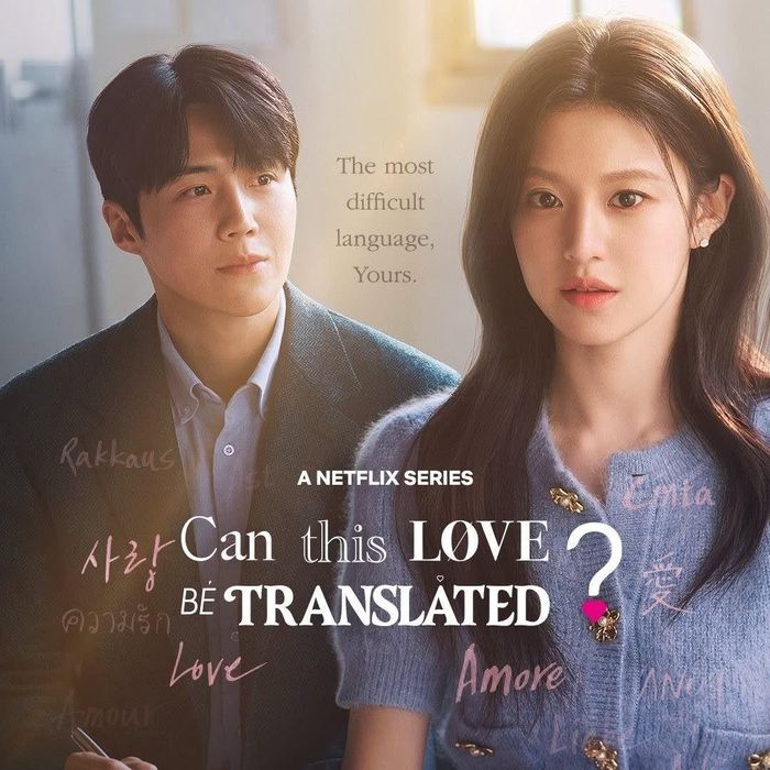 Màn tương tác tự nhiên của Kim Seon Ho và Go Youn Jung gợi nhớ cặp đôi Joo Ho Jin - Cha Mu Hee trong Can This Love Be Translated?. (Ảnh: Poster Phim)