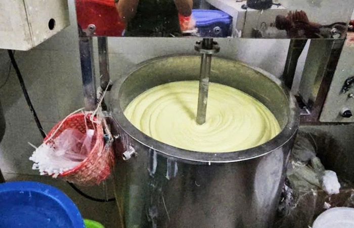 Hàng loạt sản phẩm thương hiệu lớn được làm giả bằng những loại kem không rõ nguồn gốc. Ảnh: Công an TP.HCM.