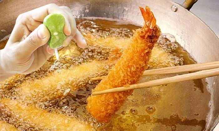 Để đạt hiệu quả tốt nhất, bạn chỉ nên vắt một vài giọt chanh vào chảo dầu đã nóng, không nên cho quá nhiều vì có thể làm thay đổi hương vị món ăn. Ảnh minh họa.