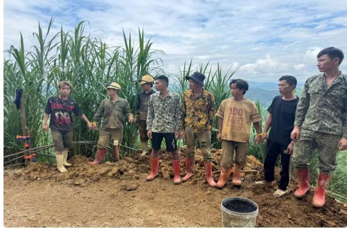 Nhóm người được lực lượng chức năng phát hiện tại khu vực khai thác vàng trái phép ở bản Thái Hà, xã Pắc Ta. Ảnh: CACC. 