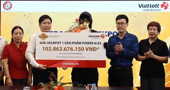 Ông K.S.H (quốc tịch Hàn Quốc) trúng độc đắc gần 103 tỷ đồng. Ảnh: VTC News